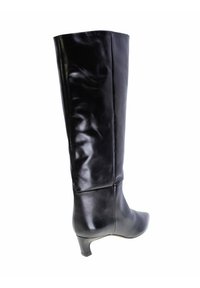 Stivale high-leg in pelle nera con finitura liscia, tacco leggero e punta tondeggiante, caratterizzato da un design pulito e da una delicata lavorazione delle cuciture.