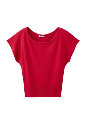 Pull en maille rouge à manches courtes avec un large décolleté et un ourlet côtelé sur fond blanc.