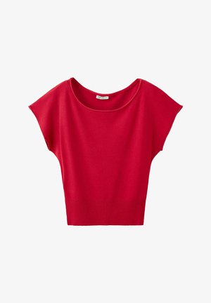 Roter kurzärmeliger Strickpullover mit weitem Ausschnitt und geripptem Saum auf weißem Hintergrund.