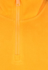 Gelber Fleece-Pullover mit halbem Reißverschluss an der Vorderseite, der einen glatten Reißverschluss, strukturiertes Material und verstärkte Nähte entlang der Seitennähte aufweist.