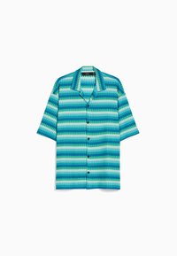 Kortärmad skjorta med knappar som har ett vågigt mönster i nyanser av blått och grönt, med krage och sju svarta knappar fram.