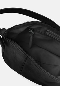 Borsa in pelle nera con esterno testurizzato, chiusura con zip e interno liscio. Presenta una tasca interna con zip e un'unica tracolla.