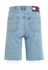 Pantalones cortos de mezclilla azul claro con dobladillo deshilachado, que cuentan con dos bolsillos traseros y un parche de logo visible en colores rojo, blanco y marino.