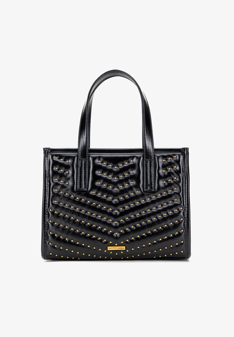 Borsa tote nera realizzata in materiale lucido, con motivo a chevron e borchie dorate, dotata di due manici robusti. Include un dettaglio logo dorato.