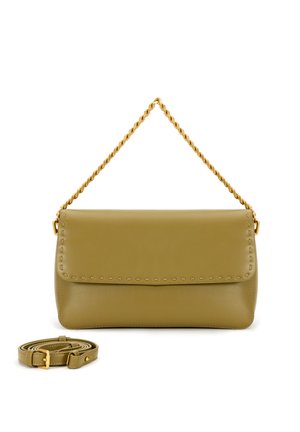 Oliven grøn lædertaske med en gylden snoet kædestrop, der har syede detaljer langs klaffen og en aftagelig skulderrem.