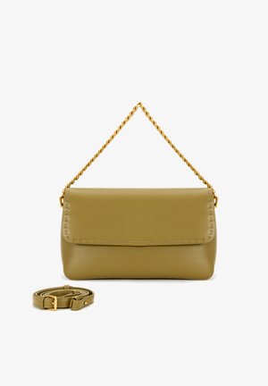 Sac en cuir vert olive avec une chaîne torsadée dorée, décoré de surcoutures sur le rabat et d'une bandoulière amovible.