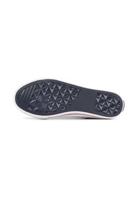 Schuhsohle aus navy Gummi mit Rautenmuster, weiße Zwischensohle mit rotem Akzentstreifen, strukturiert für Grip und Haltbarkeit.