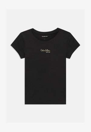 Čierne tričko s krátkymi rukávmi vyrobené z jemnej bavlny. Má okrúhly výstrih a na hrudi zdobené zlatým vyšitým logom "Calvin Klein NEW YORK".