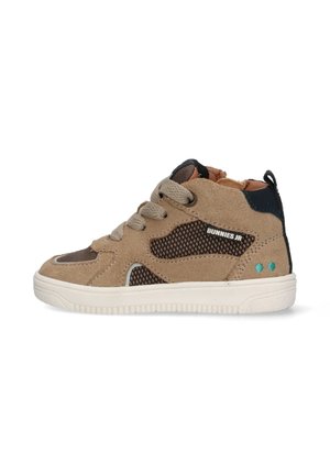 Tan suède hoge sneakers met mesh accenten, grijze veters en een witte rubberen zool; voorzien van blauwe stippen op de hiel en het merkimago.