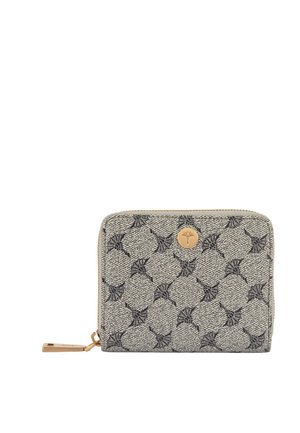 Kompakte Rundum-Reißverschluss-Geldbörse mit beigem und schwarzem geometrischem Muster und einem kleinen runden goldenen Emblem in der vorderen Mitte.