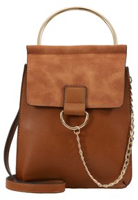 Ruskea tekonahkainen käsilaukku, jossa on mokkatasku, kultaiset yksityiskohdat, pyöreä kahva ja ketjuyksityiskohta. Varustettu irrotettavalla olkahihnalla.