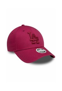 Gorra de béisbol color marrón oscuro hecha de tela, con un logo bordado de "LA" en un color a juego. Visera curva y correa trasera ajustable.