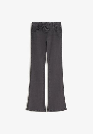 Jeans svasati grigio scuro con chiusura davanti con lacci e tasche anteriori, esposti piatti su uno sfondo bianco.