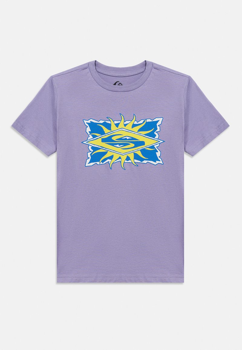 Μπλούζα με κοντά μανίκια σε λιλά χρώμα, με γραφικό σχεδιασμό ήλιου σε μπλε και κίτρινο και ένα στυλιζαρισμένο λογότυπο "S" στο κέντρο μπροστά.