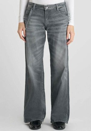 Grijze denim flared jeans met een vervaagde afwerking, vijf zakken, riemlussen en een ritsluiting. Kenmerkt zich door glanzende zwarte schoenen aan de onderkant.