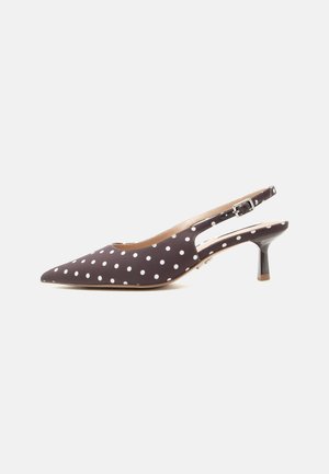 Sötétbarna slingback kiscirmos cipő fehér pöttyökkel, hegyes orral és állítható csattos pánttal a bokán.