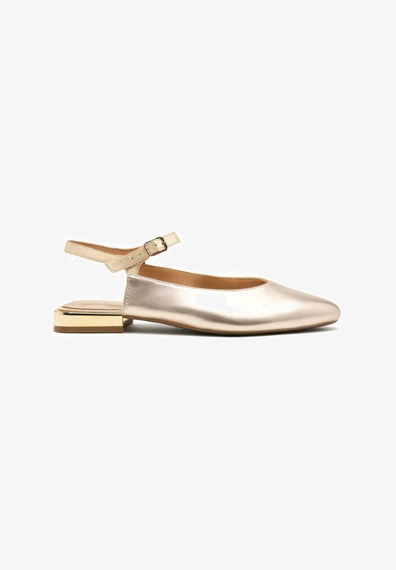 Scarpa slingback metallica dorata con punta arrotondata e tacco basso a quadrato. Parte superiore in pelle testurizzata con cinturino alla caviglia regolabile.