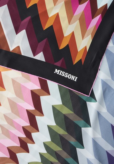 Deux écharpes pliées avec des motifs géométriques en zigzag dans des tons de rose, orange, vert et bleu, dont l'une avec une bordure noire et le texte "MISSONI".