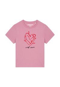Rosa Baumwoll-T-Shirt mit kurzen Ärmeln, das ein rotes Herzdesign und den Text "Selbstliebe" in schwarzer Schrift am unteren Rand zeigt.