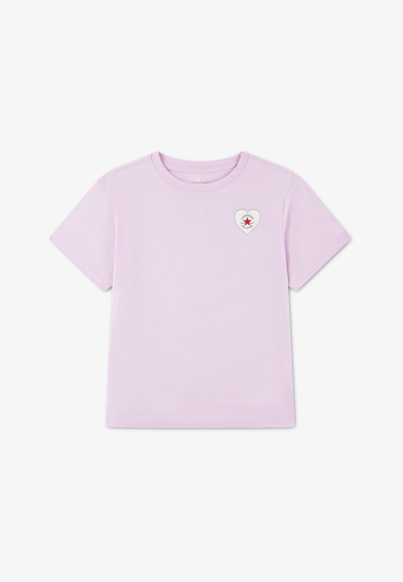 T-shirt en coton lilas à manches courtes, col rond, avec un patch en forme de cœur orné d'une étoile rouge sur le côté gauche de la poitrine.