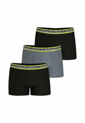 Trois paires de boxers homme en noir et gris, chacune avec une ceinture de marque jaune et grise.