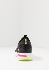 Černá sportovní obuv s neonově růžovými a žlutými akcenty. Disponuje síťovaným svrškem, polstrovaným límcem a texturovanou podešví pro lepší přilnavost. Viditelné logo značky.