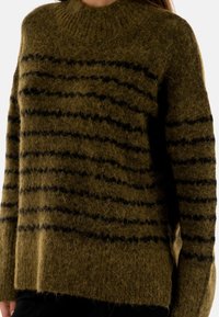 Maglione lavorato a maglia verde oliva con una vestibilità comoda, caratterizzato da righe orizzontali nere, collo alto e una texture morbida e pelosa.