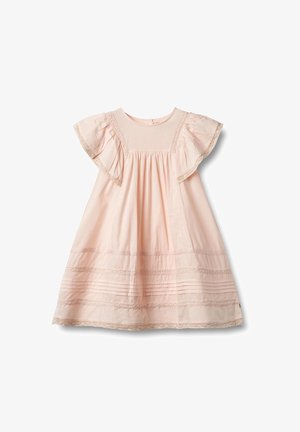 Jasnoróżowa bawełniana sukienka z krótkimi falbaniastymi rękawami, koronkowym wykończeniem wzdłuż dekoltu i hemu, marszczona spódnica z delikatnym plisowaniem i dekoracyjnymi pasami.