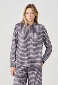 Koszula w marynarskim i białym kratkę z długim rękawem, kieszonką na piersi i miękką teksturą, zestawiona z pasującymi spodniami w kratkę.