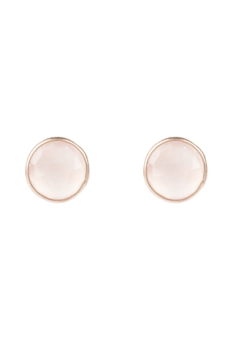 Pendientes de tuerca redondos con una piedra facetada de color rosa claro, engastada en un delgado bisel de metal dorado rosado, con textura suave y acabado pulido.