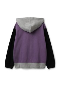 Hoodie in paars, grijs en zwart. Heeft een grijze capuchon, een paarse lichaamskleur en zwarte mouwen. Zachte textuur met ribgebreide manchetten en zoom.