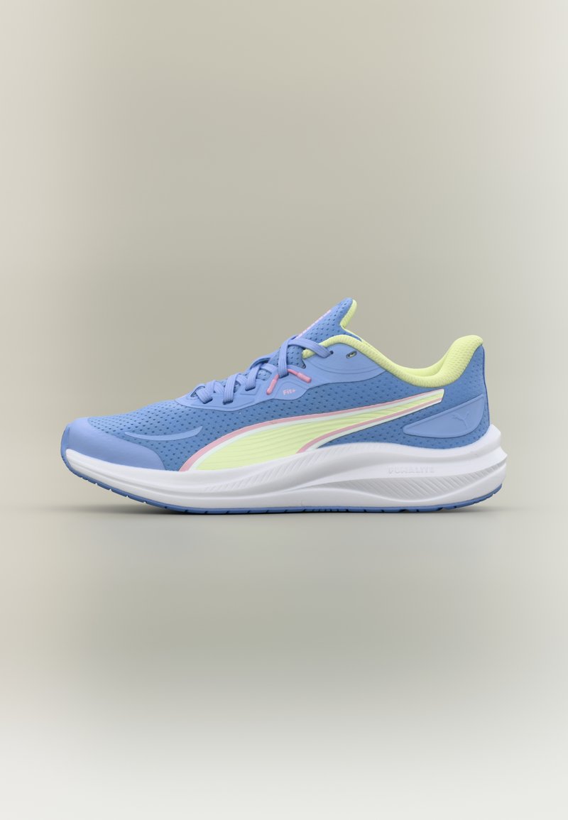 Μπλε αθλητικό παπούτσι με παστέλ κίτρινες και ροζ λεπτομέρειες, λευκή μαξιλαρωμένη σόλα, πλέγμα στο πάνω μέρος και κορδόνια, εμφανιζόμενο σε προφίλ σε ουδέτερο φόντο.