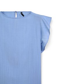 Blusa azzurro chiaro con un design textured, maniche a farfalla corte e chiusura con bottoni sul retro. Tessuto liscio con linee visibili.