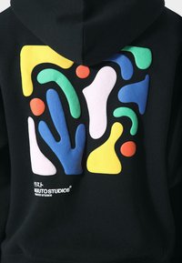 Sudadera negra con diseños abstractos vibrantes en amarillo, verde, azul, rosa y naranja. Incluye un logo en la parte inferior.