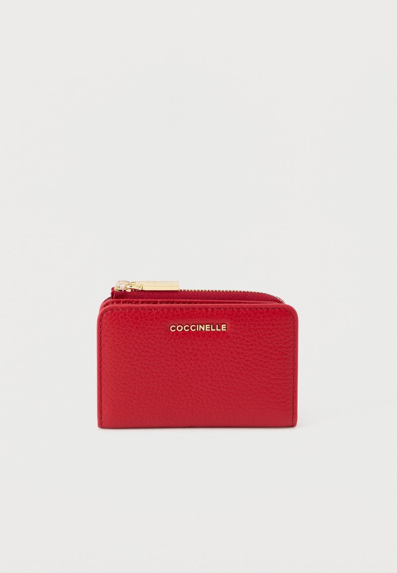 Rode leren portemonnee met een gestructureerde afwerking, voorzien van een ritssluiting en goudkleurige hardware. Logo geëtst op de voorkant.