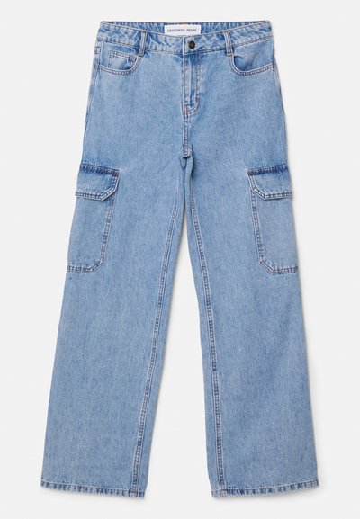 Lys blå denim cargo bukser med bred ben silhuett, som har to sidelommer og en knappelukking i livet.