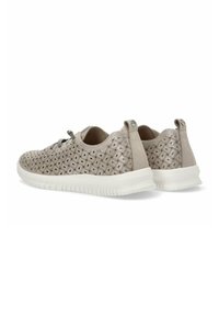 Zapatillas ligeras beige con un upper de patrón texturizado, cordones elásticos y una suela de goma blanca acolchada. Incluyen una tira en el talón.