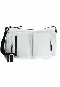 Borsa a tracolla bianca in tessuto con chiusura a zip, due tasche frontali e tracolla nera regolabile. Presenta accessori in argento e un design minimalista.