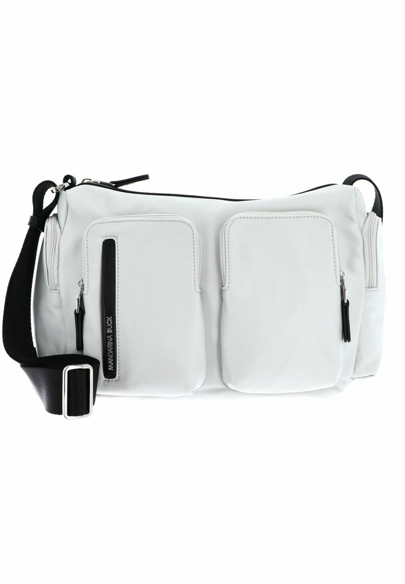 Borsa a tracolla bianca in tessuto con chiusura a zip, due tasche frontali e tracolla nera regolabile. Presenta accessori in argento e un design minimalista.