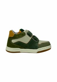 Sneaker verde e beige con texture in suede e pelle, doppie cinturini in velcro, punta tonda e suola in gomma. Accenti in marrone e senape.