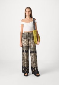 VILA VIRAMONE  - Auduma bikses - feather gray graphic