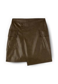 Gonna avvolgente in faux leather marrone con due tasche laterali, chiusure a scatto frontali e una texture liscia e lucida.