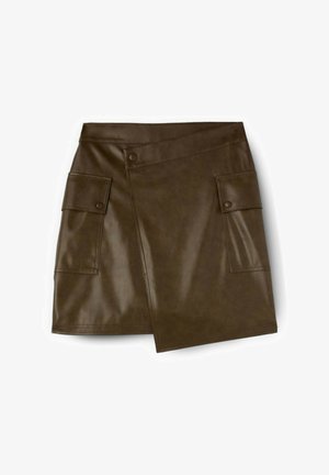 Jupe enveloppante en similicuir marron avec deux poches latérales, fermetures à pression à l'avant et une texture lisse et brillante.
