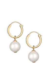 Des boucles d'oreilles en or avec une perle blanche lisse suspendue, accentuées par de petites cristaux transparents sur la monture. Finition brillante, formes rondes.