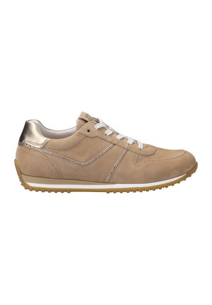 Baskets en daim beige avec un accent métallique au talon, lacets blancs et semelle en caoutchouc texturé. Présente des coutures discrètes et des lignes de design sporty.