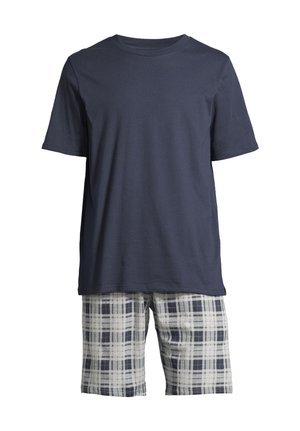 Marineblaues T-Shirt mit kurzen Ärmeln und Rundhalsausschnitt, kombiniert mit grau-marineblauen karierten Shorts in Kniehöhe.