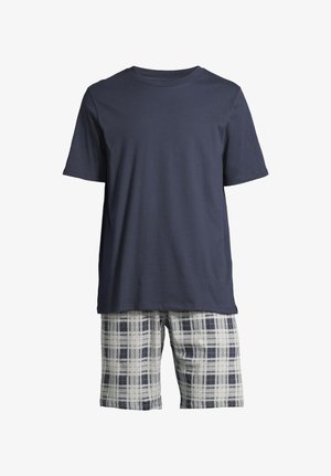 Marineblauw T-shirt met korte mouwen en ronde hals, gecombineerd met grijs-blauw geruite korte broek tot over de knieën.