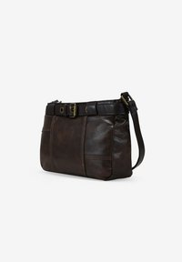 Bolso de mano de cuero marrón con una forma estructurada, presenta un acento de cinturón y una correa corta. Textura suave con detalles de costura.