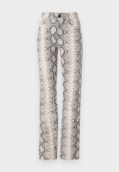 Kalhoty se vzorem hadí kůže v béžové a šedé barevné kombinaci. Rovný střih s texturovaným povrchem a předními kapsami. Obsahuje zapínání na knoflík.