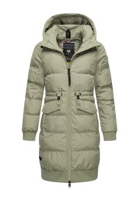 Parka acolchada de color verde claro con cremallera frontal, dos bolsillos exteriores, cintura con cordón, puños acanalados y capucha. Presenta un forro con estampado.
